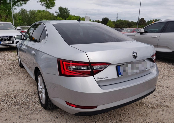 Skoda Superb cena 62900 przebieg: 250000, rok produkcji 2018 z Ostrołęka małe 704